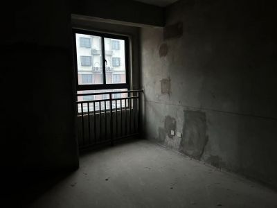 华展中央花园85平方纯毛坯两室价低
