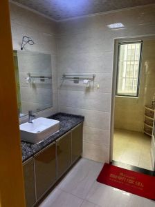 华展中央花园精装3室2厅家电齐全1500元一个月